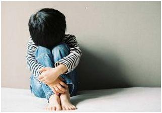 12岁儿子砍断妈妈的双手，妈妈死后却在笑：这种狼崽是怎样练成的？