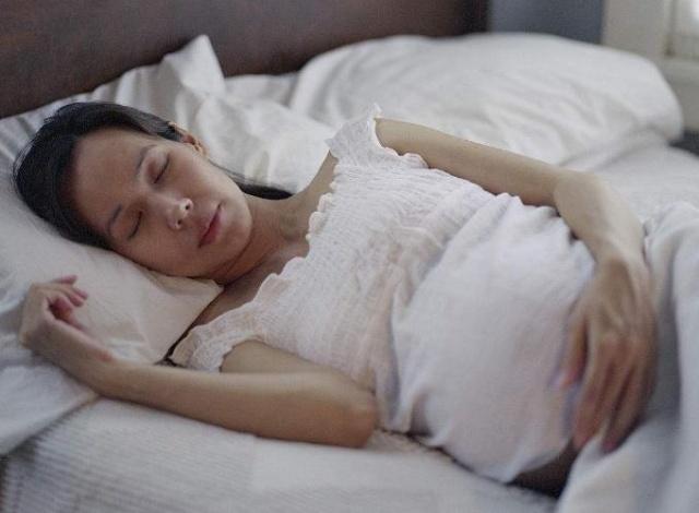 孕妇睡觉时，能随意翻身吗？带给胎儿的这2个影响，你要清楚！