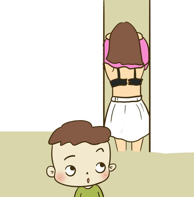 宝妈当着孩子的面换衣服，孩子讲出的话让宝妈明白，该避嫌了