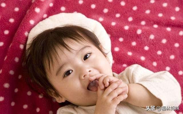 看到宝宝吃手，妈妈就想阻止！宝妈应该两种情况不同对待