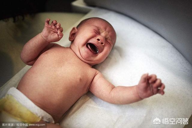 刚出生一个月的宝宝，总是半夜哭，怎么办？
