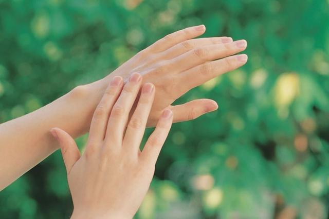 为啥指甲周围会长倒刺？是缺维生素？撕之前先看这些