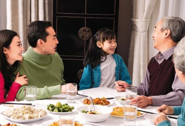 7岁孩子一人上桌将菜全部吃光，妈妈才知道，奶奶是这样教育的