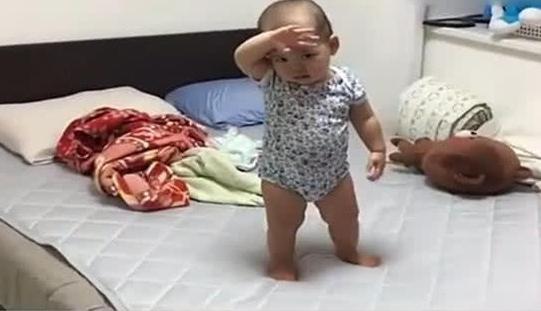 宝宝想要妈妈陪自己睡觉，做出的动作呆萌可爱，妈妈秒懂