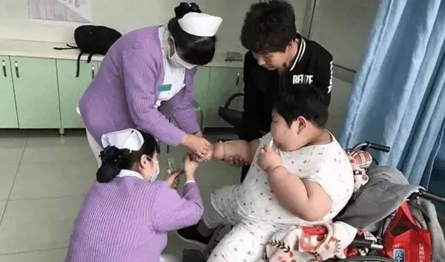 俩胖娃1个梦中猝死，1个血管爆裂！医生说出真相，爸妈倒地痛哭