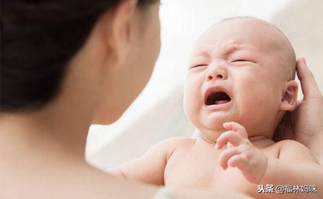 宝宝为啥不喜欢妈妈坐着抱,非要站起来走走才高兴?答案好暖心!