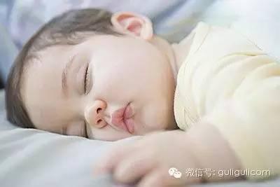 宝宝睡多久正常？各月龄宝宝睡眠时间参考