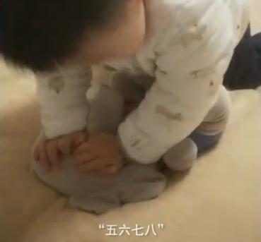 妈妈是护士爸爸是医生，2岁的孩子模仿他们做动作，逗翻朋友圈