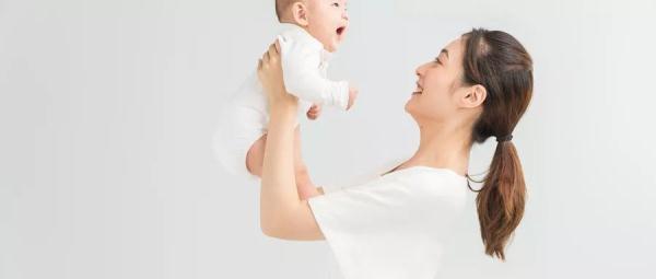 错误抱姿，把新生儿抱成了“歪脖儿”？