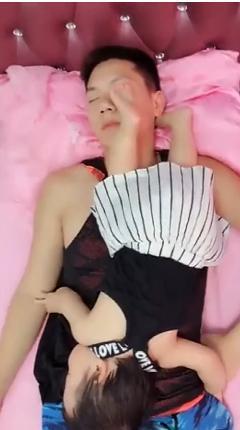爸爸的小情人出生后，每天睡觉画风是这样的，妈妈都要吃醋了