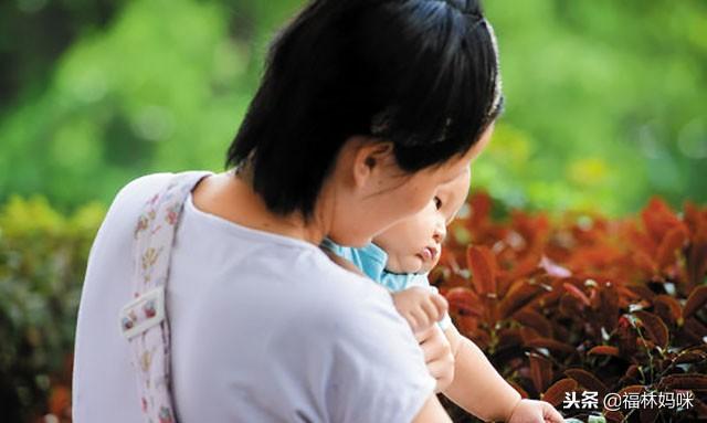 宝宝为啥不喜欢妈妈坐着抱,非要站起来走走才高兴?答案好暖心!