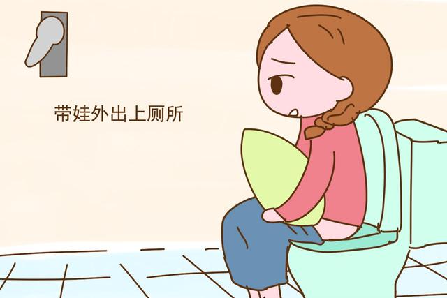 独自带娃的妈妈有多心酸?上个厕所得让孩子站外面唱歌