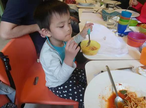 7岁孩子一人上桌将菜全部吃光，妈妈才知道，奶奶是这样教育的