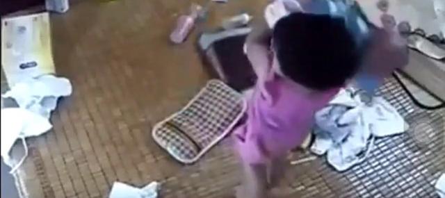 5岁姐姐照看两个弟弟，在抱弟弟时出现意外，妈妈的举动太伤人