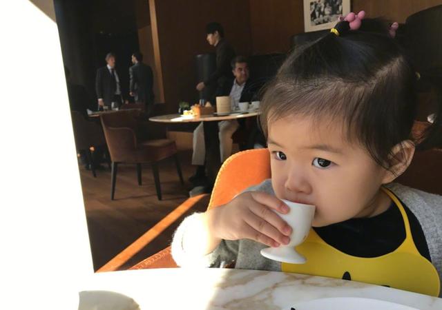 宝宝早吃“盐”好长个？不仅没什么帮助，太早吃盐还有很多不利