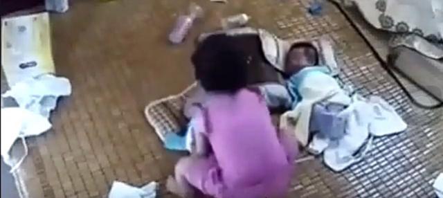 5岁姐姐照看两个弟弟，在抱弟弟时出现意外，妈妈的举动太伤人