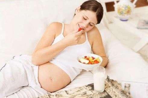 宝爸的小情人终于出生了，他却不肯抱孩子，知道原因后哭笑不得！