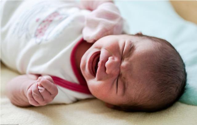 为什么婴儿宝宝晚上睡觉时突然大哭？5种原因，这样安慰才正确