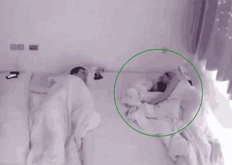 1岁宝宝半夜自己吃奶，父母呢？接下来的动作让人心里暖暖的