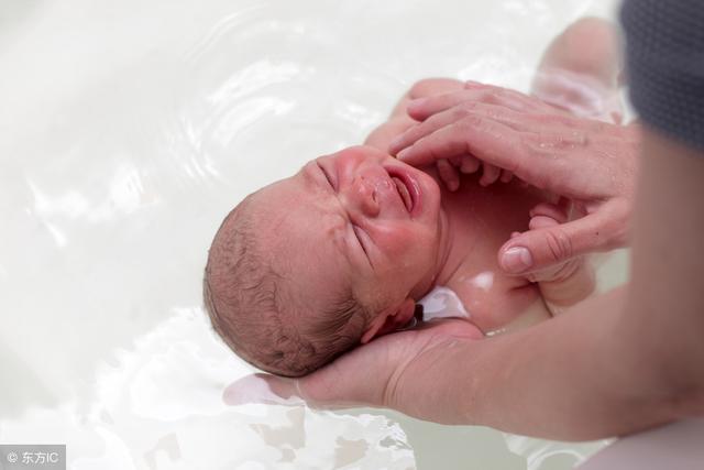 宝妈注意给新生儿洗脸顺序很重要