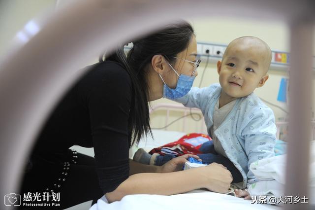 4个月做4次手术，两岁幼儿见医生主动伸胳膊扎针，爸爸心酸落泪