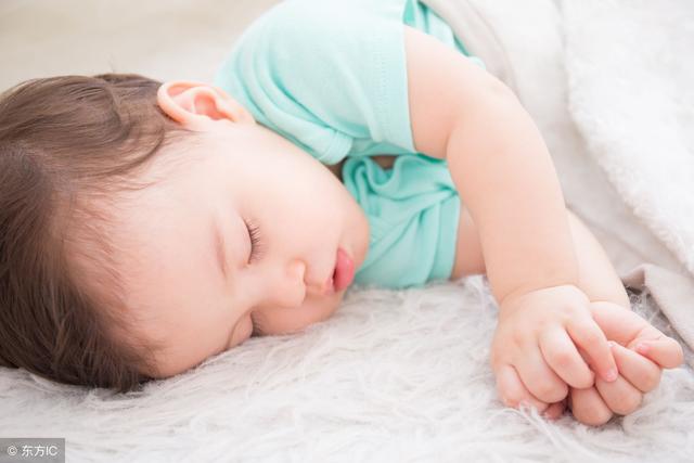 新生儿和妈妈睡吗？还是独自睡小床比较好？这位妈妈的答案最真实
