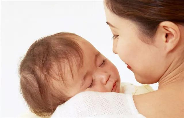 宝宝哭闹不要立刻抱起来？这种育儿理论不可信！