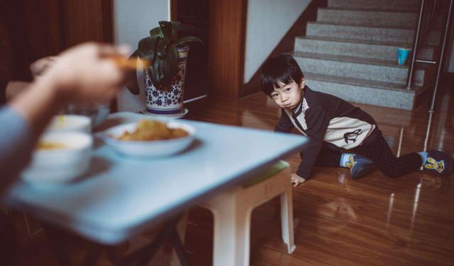 宝宝早吃“盐”好长个？不仅没什么帮助，太早吃盐还有很多不利