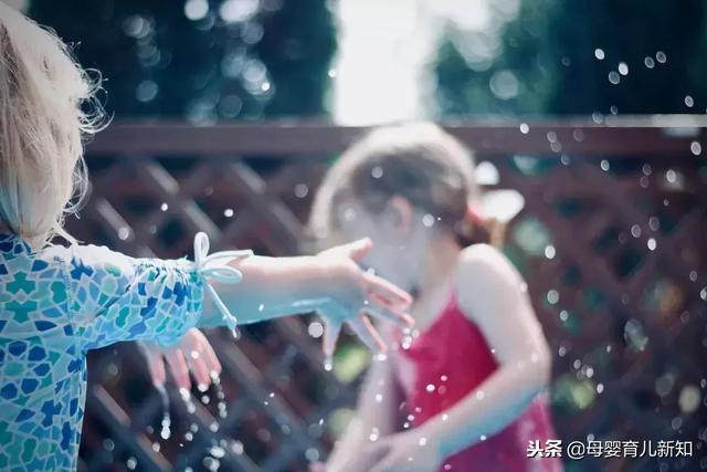 宝宝爱出汗是缺锌、缺钙了？这2种情况宝宝爱出汗是正常的