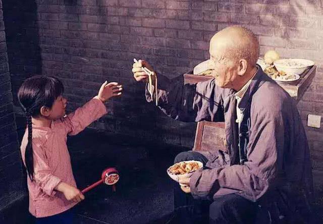 爷爷哄娃时睡着，听到弟弟哭声后惊醒，却发现姐姐不见了！
