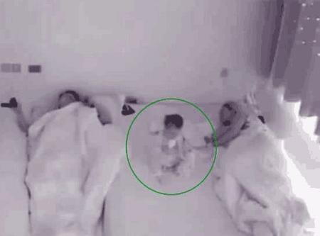 1岁宝宝半夜自己吃奶，父母呢？接下来的动作让人心里暖暖的