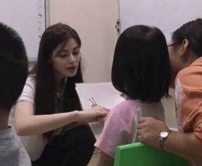 “最美幼师”走红，弯腰那一瞬间，小伙爸爸：以后我来接送小伙