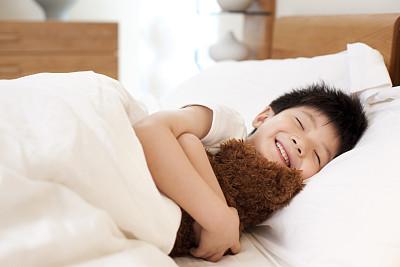 把握身高增长的＂2个黄金期＂，让孩子在睡眠中长高，家长要记牢