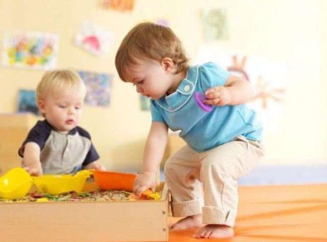家有二孩如何避免抢玩具？总当调解官可不是办法，聪明宝妈这样做