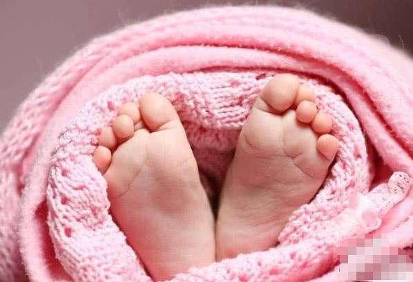 出生就被奶奶抱走，妈妈听到孩子哭，到婆婆房间看后心疼的哭了！