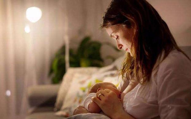 晚上起床喂宝宝太痛苦要撑不住？注意这3点，躺喂轻松又安全！