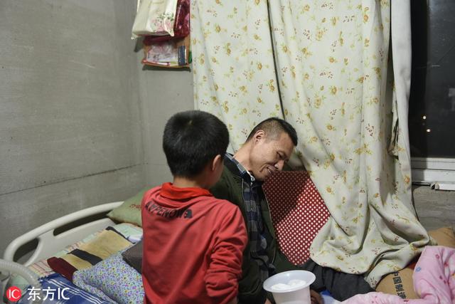 一家四口三人残疾，妈妈50岁生下儿子，10岁男孩竟成全家希望