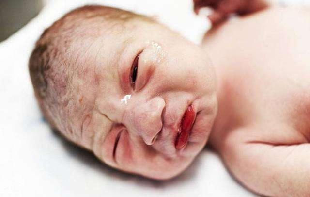 宝爸的小情人终于出生了，他却不肯抱孩子，知道原因后哭笑不得！