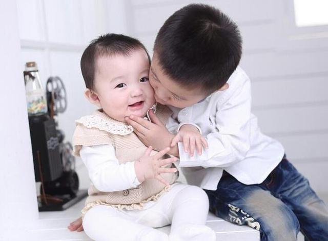 “憨大鬼二”你家二宝也比大宝聪明？宝妈：都是同款的老大老二