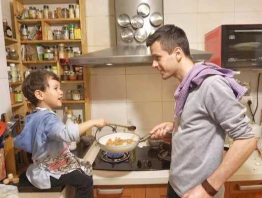 5岁男孩给妈妈做早餐，懒妈妈的“装死式”育儿对不对