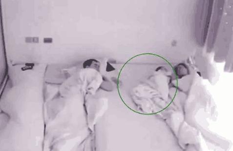 1岁宝宝半夜自己吃奶，父母呢？接下来的动作让人心里暖暖的