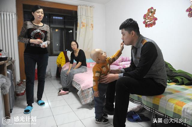 4个月做4次手术，两岁幼儿见医生主动伸胳膊扎针，爸爸心酸落泪