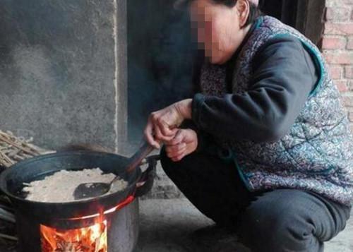 3岁女儿常尿尿，妈妈给娃洗澡后大怒，送医后带娃“离家出走”