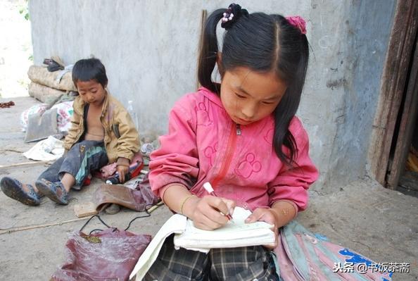 8岁女孩当妈妈，老师：你怎么背孩子来上课？1句话全班落泪