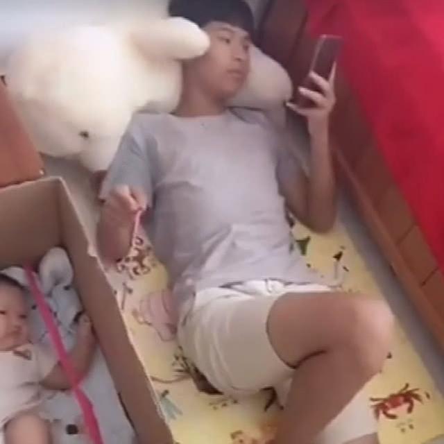 妈妈让弟弟帮忙照顾宝宝,看到舅舅带孩子方法,网友:又学会一招