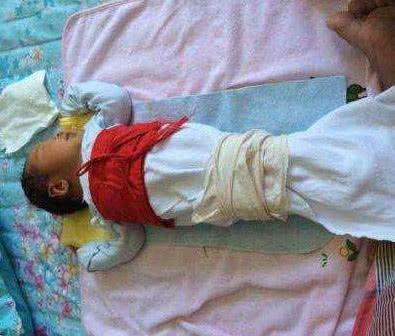 出生就被奶奶抱走，妈妈听到孩子哭，到婆婆房间看后心疼的哭了！