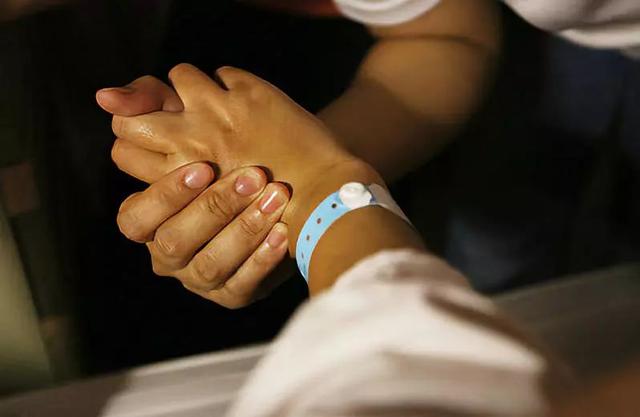 32岁准婆婆嫌剖腹产贵，坚持要胎儿有窒息危险的18岁“媳妇”顺产，网友：32岁？奶奶？