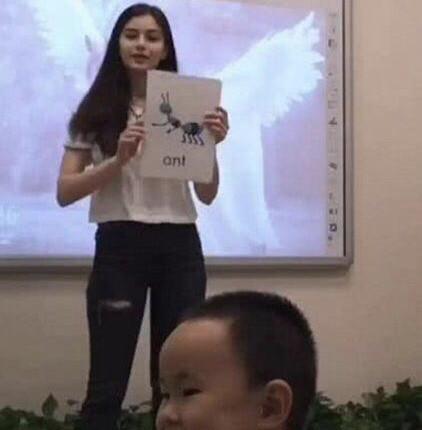 “最美幼师”走红，弯腰那一瞬间，小伙爸爸：以后我来接送小伙