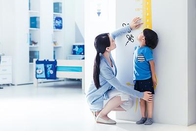 把握身高增长的＂2个黄金期＂，让孩子在睡眠中长高，家长要记牢