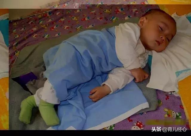 宝宝的睡姿藏着这么多秘密，看看你家宝宝通过睡姿在向你传达什么